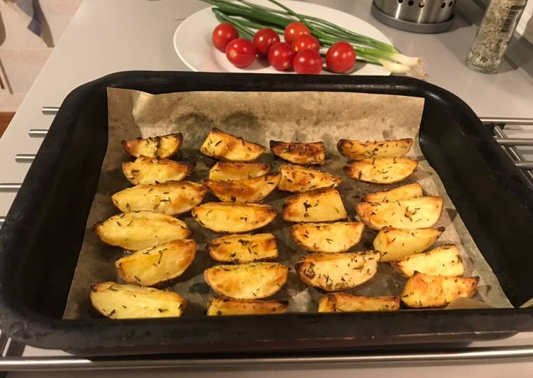 Хрустящие и ароматные дольки картошки: готовим в духовке на пергаменте