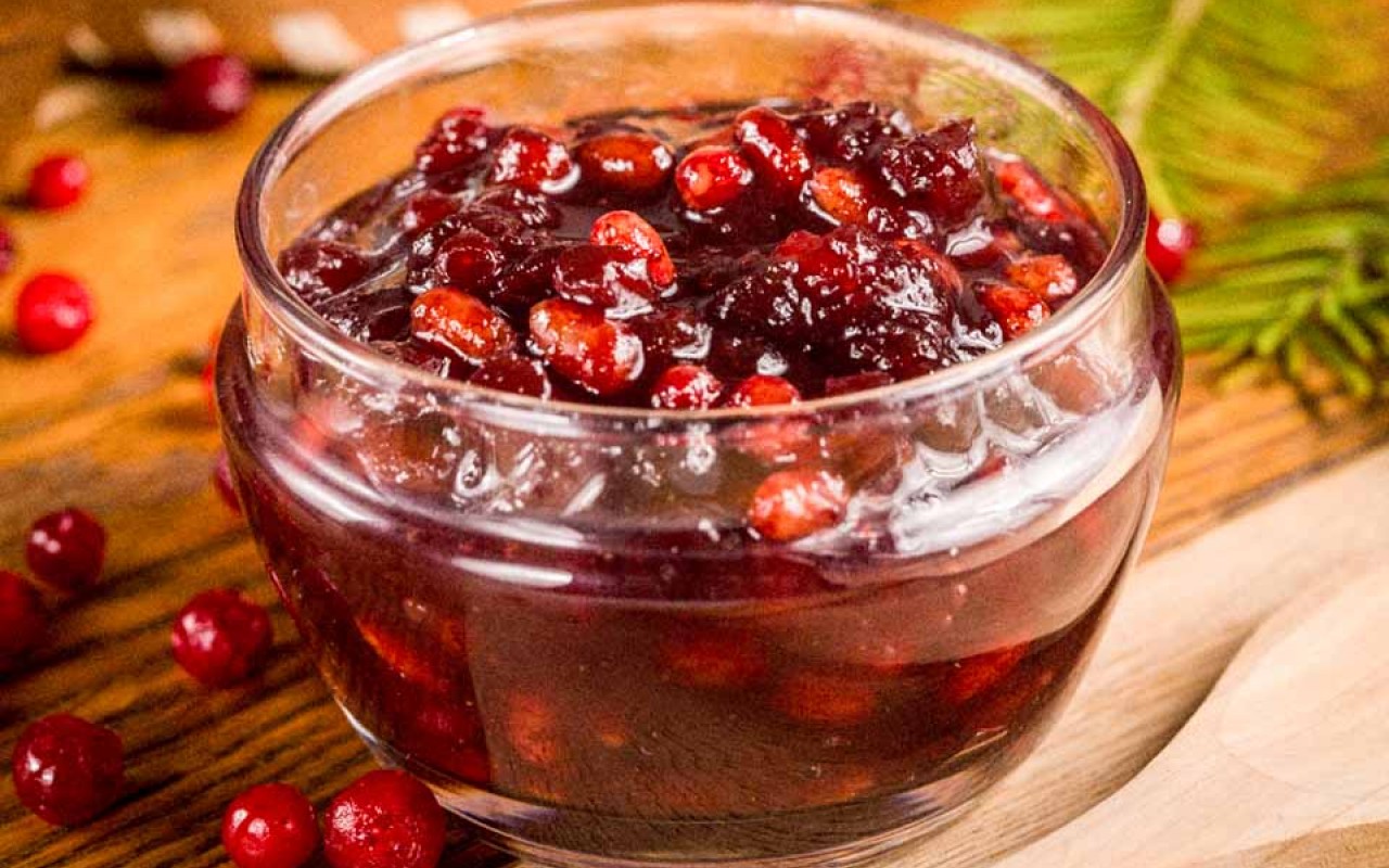 Брусника на зиму без варки: несколько рецептов моченых ягод с сахаром, полезные советы