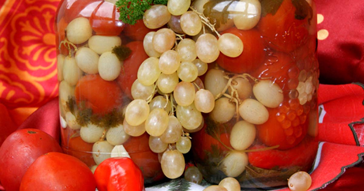 Консервированные помидоры с виноградом: необычное сочетание