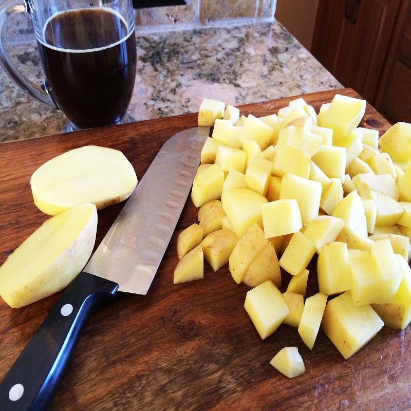 Советы по приготовлению замороженного картофеля фри: добавление острого соуса, соленых огурцов и прочее