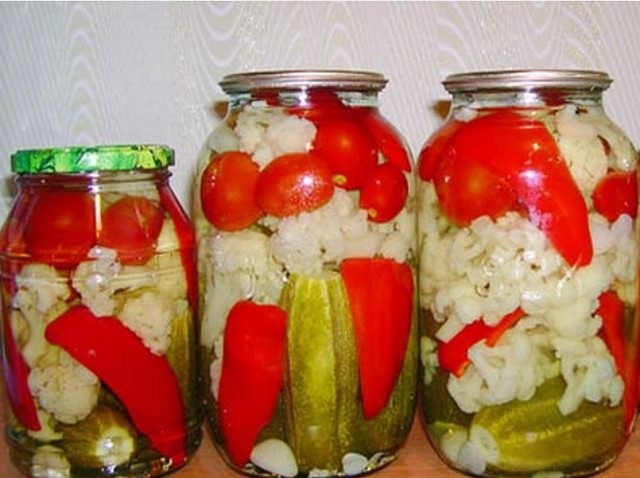 Маринованные огурцы и помидоры «ассорти» с овощами: простые рецепты на зиму