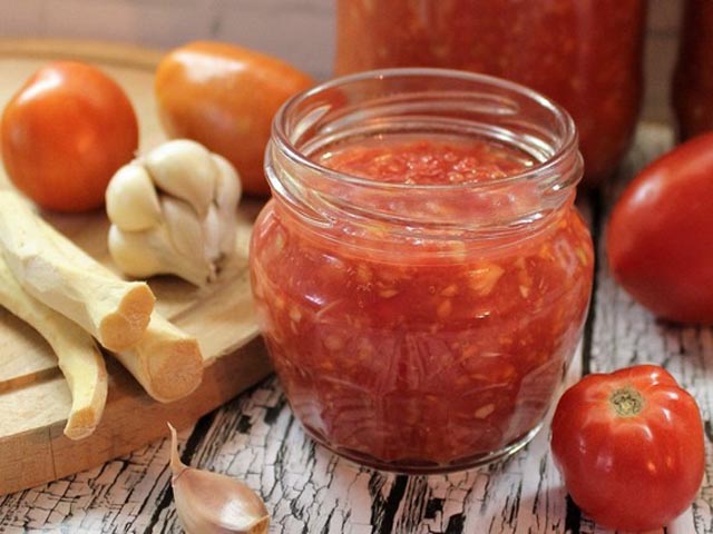 Как приготовить "огонек" из помидор, чеснока и острого перца на зиму, чтобы не прокис