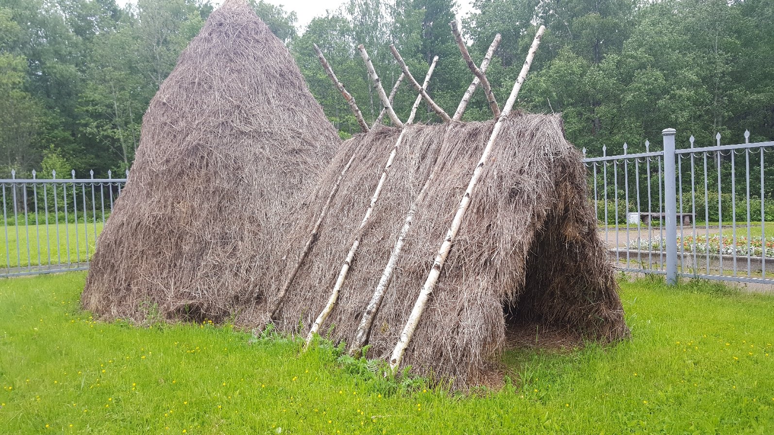 Как сделать шалаш. Курень соломенный шалаш. Шалаш Ленина в Питере. Шалаш из веток. Шакалаш.