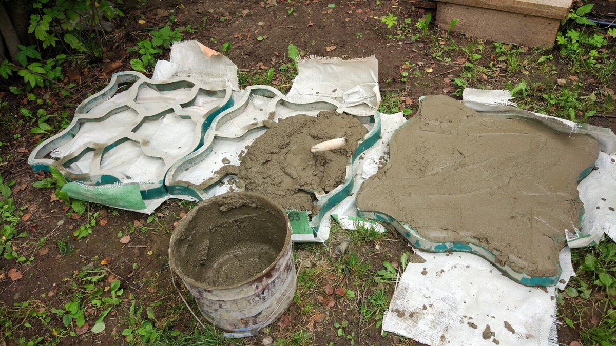 Чем отреставрировать бетонные дорожки? | housedb.ru