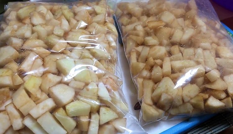 Как правильно заморозить яблоки на зиму в домашних условиях в морозилке и правила хранения фруктов