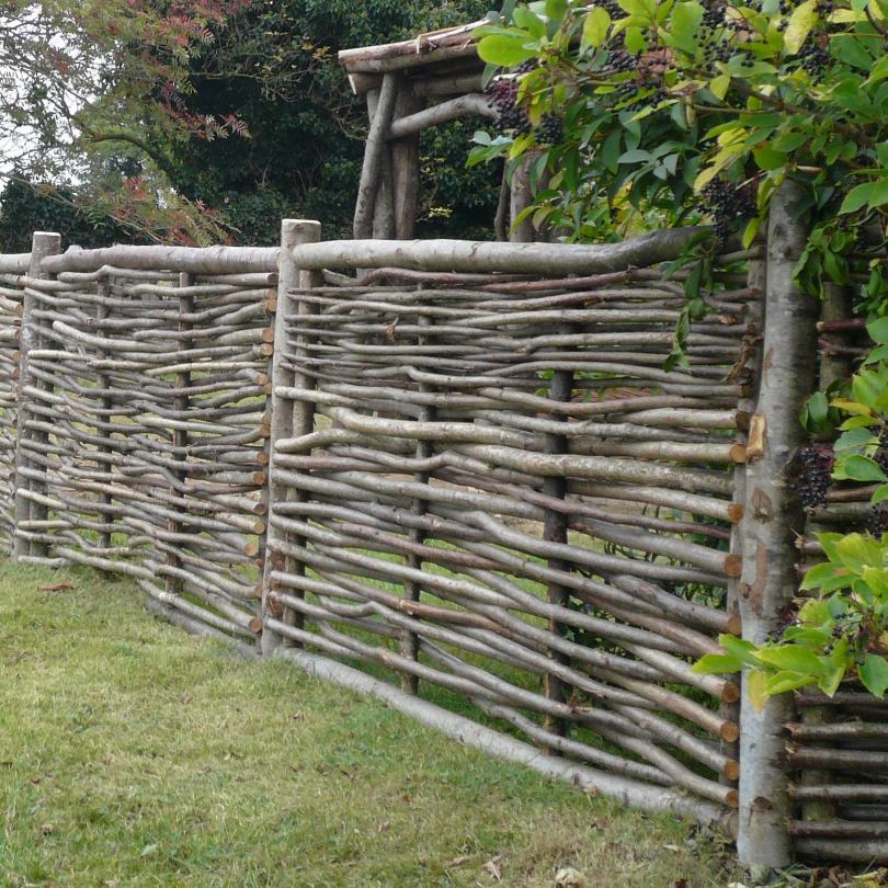 Плетеный забор из прутьев своими руками: вертикальный, горизонтальный .