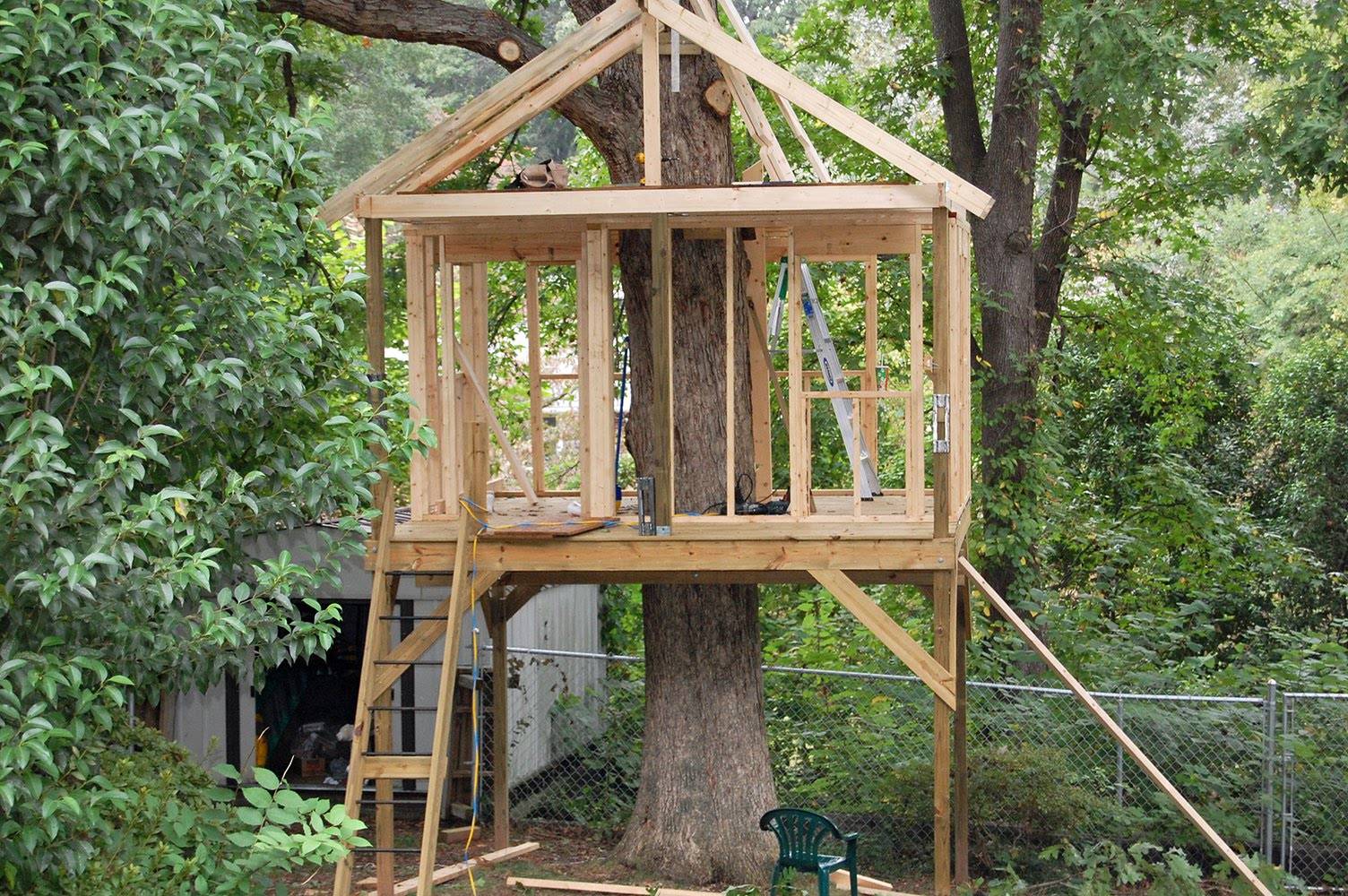 Как построить домик на дереве для детей своими руками?