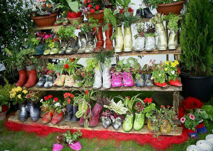 Вторая жизнь старой обуви: создаем необычный цветник