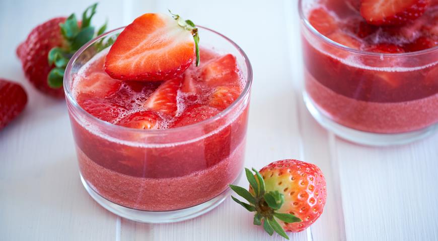 Желе из клубники — 5 простых рецептов из ягод