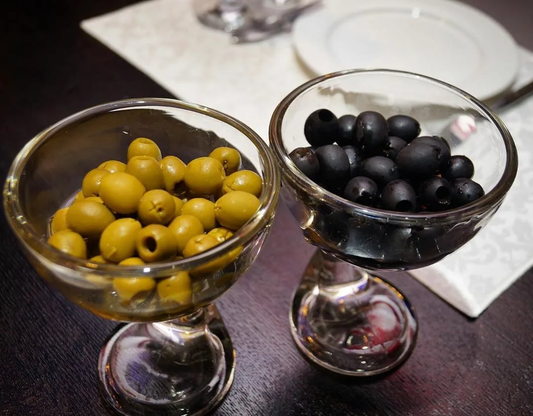 Выбираем: настоящие маслины или крашеные оливки? - курати