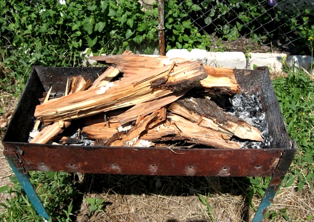 Как выбрать дрова для шашлыка и копчения