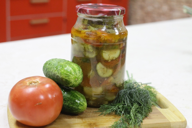 Ассорти из огурцов и помидоров на зиму — самые вкусные рецепты