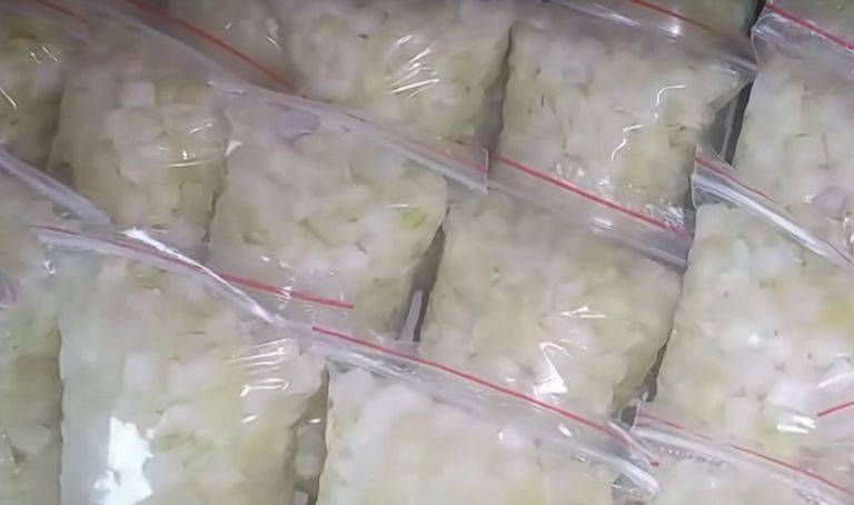 Можно ли замораживать зеленый лук в морозилке на зиму: плюсы и минусы заморозки