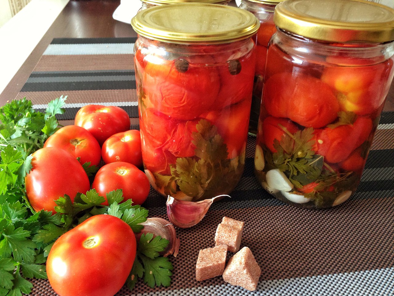 9 лучших рецептов приготовления на зиму консервированных помидоров с хреном и чесноком