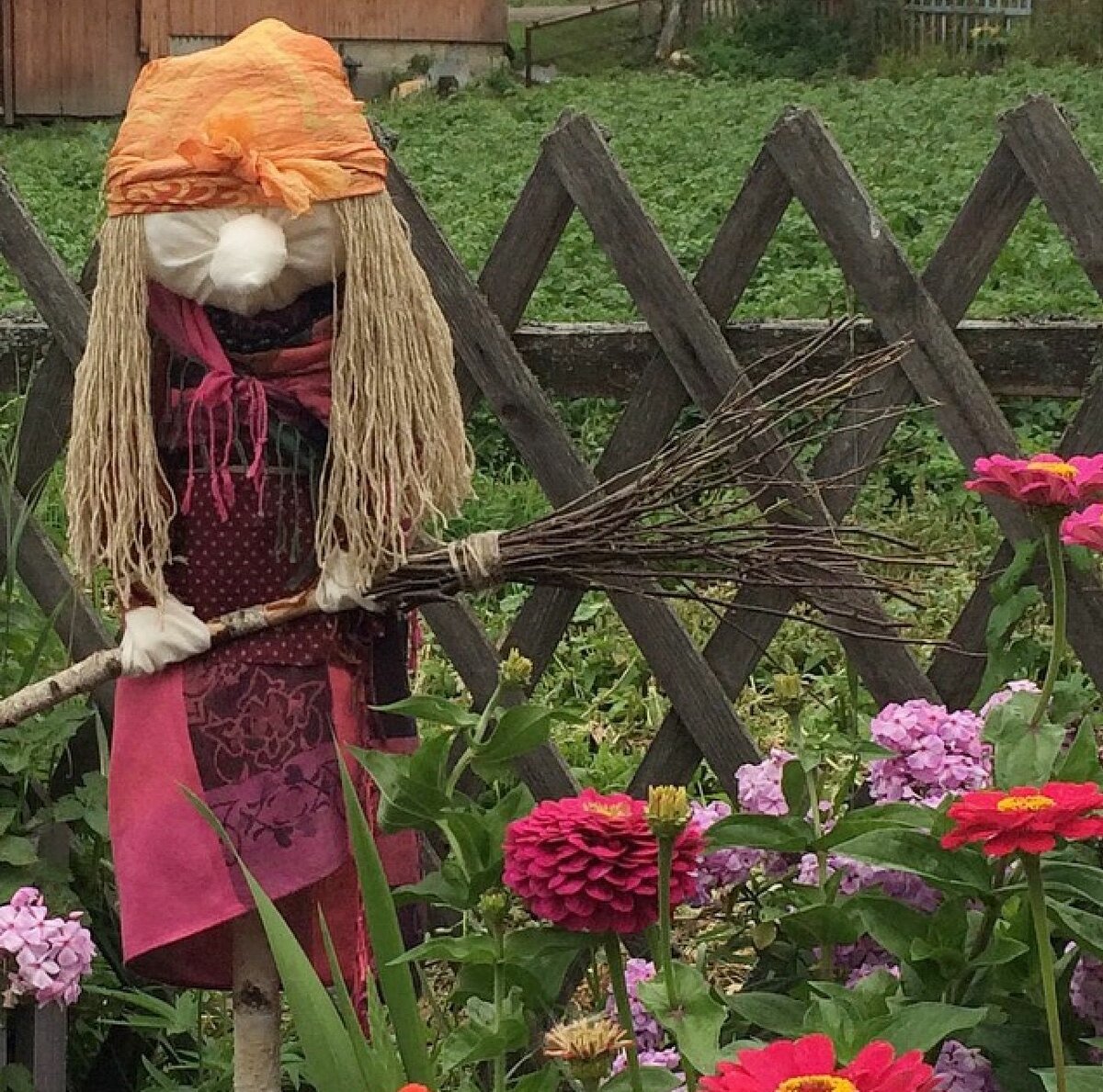 Пугало в сад — оригинальные идеи для изготовления своими руками (130 фото + видео)