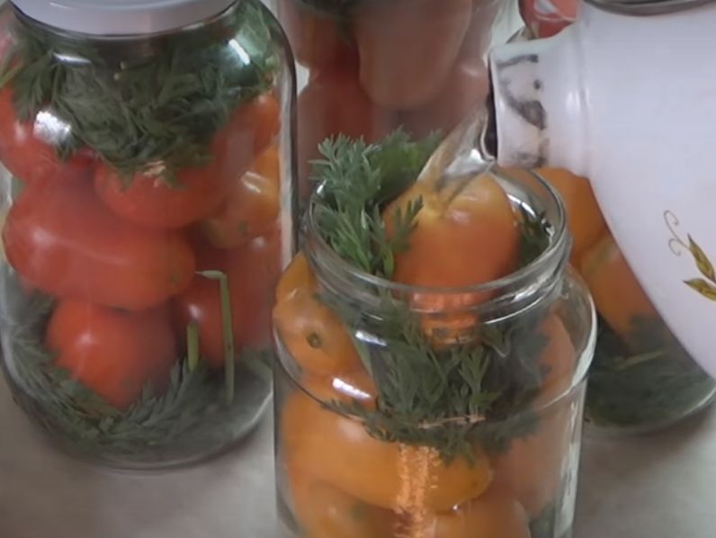 Помидоры с морковной ботвой на зиму
