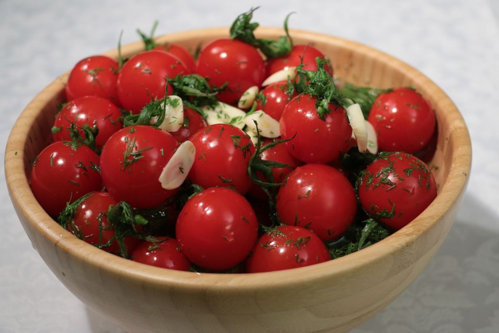 Рецепты вкусных малосольных помидоров быстрого приготовления с чесноком и зеленью