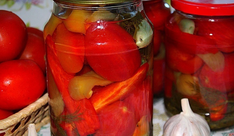 12 лучших рецептов приготовления маринованных помидоров с луком на зиму