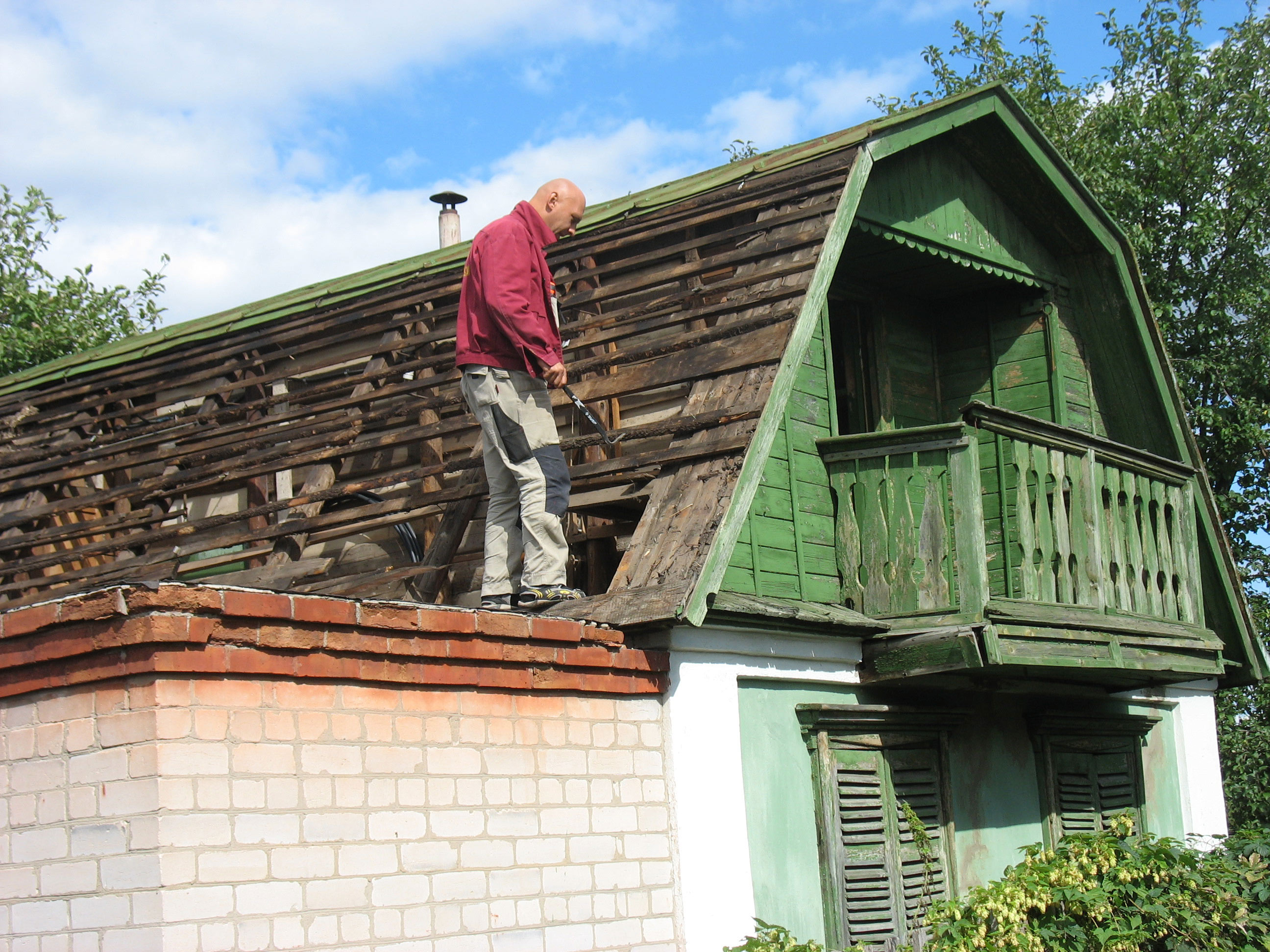 Чем лучше покрыть крышу на даче недорого — выбор материалов (фото, видео)