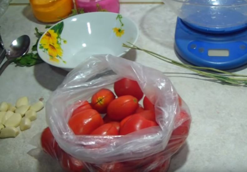 Малосольные помидоры в пакете с чесноком и укропом