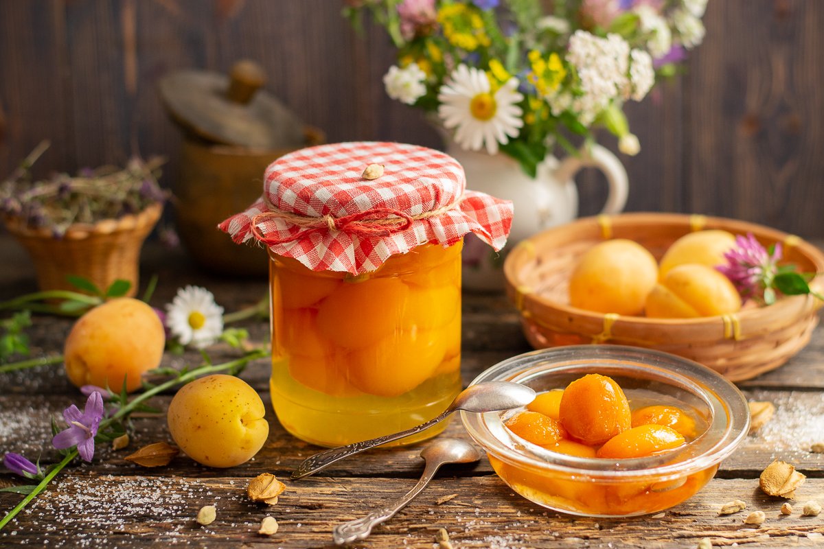 Как вкусно приготовить дольки южных абрикосов в сиропе?