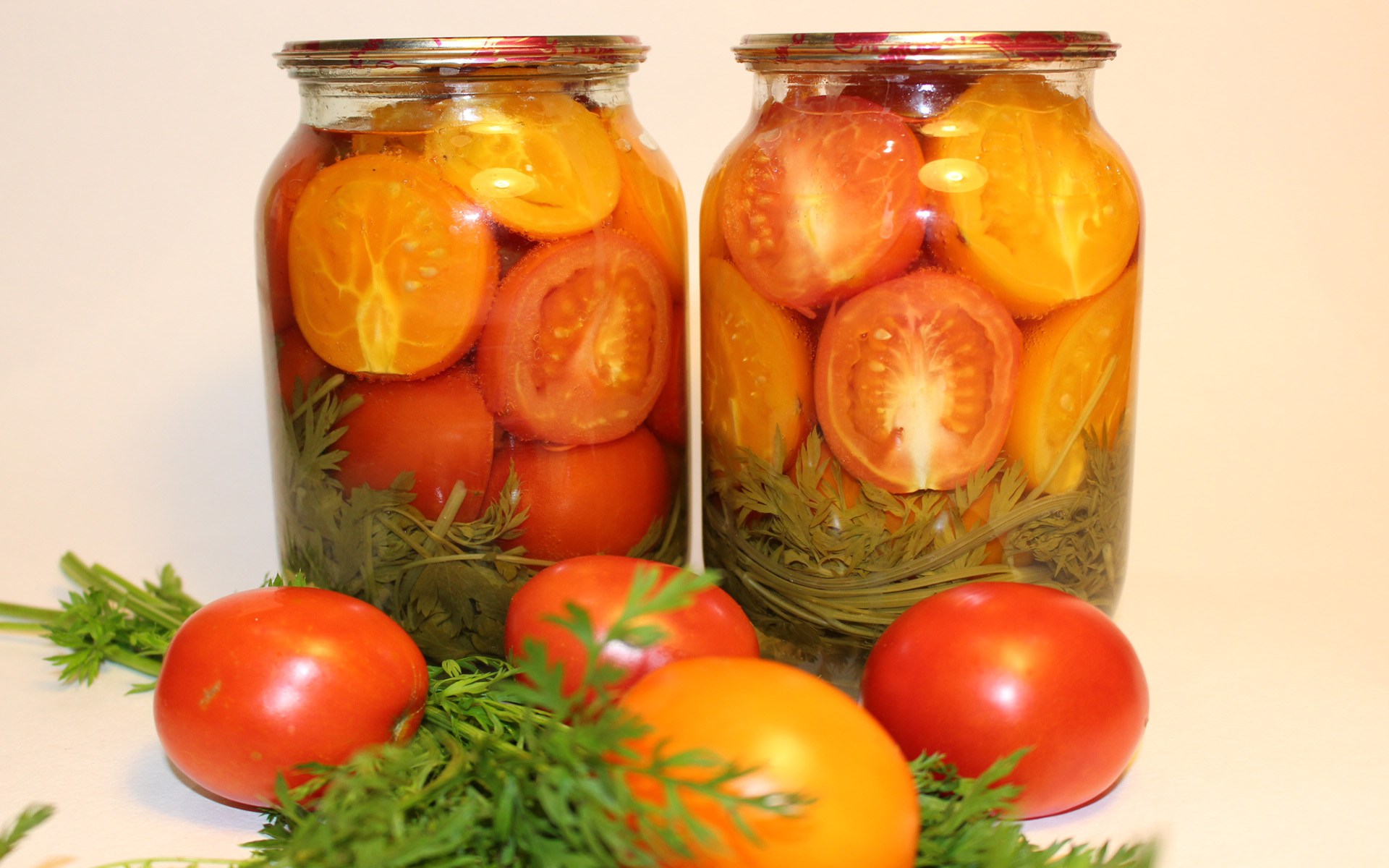 6 крутых рецептов помидоров с чесноком на зиму - лайфхакер
