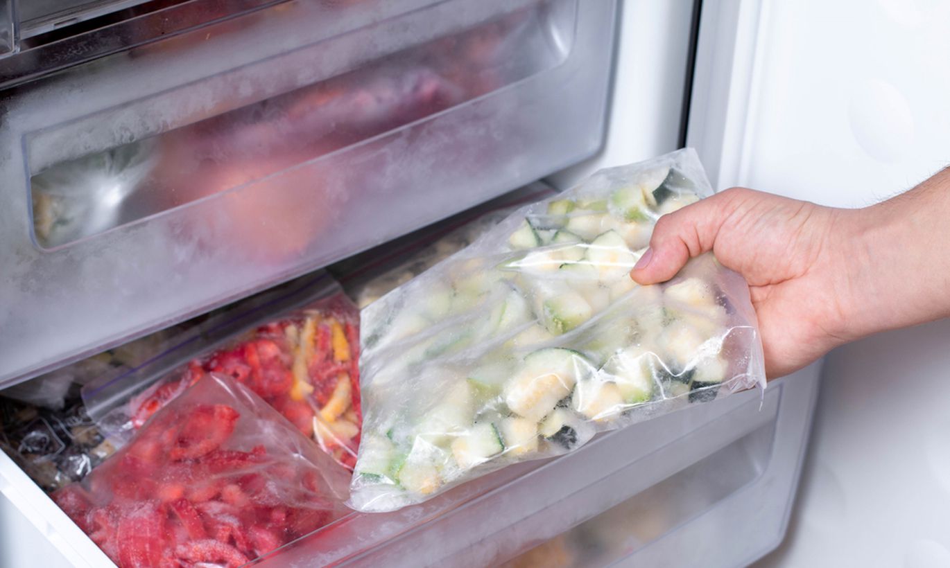 Можно замораживать белок. Продукты в морозилке. Заморозка продуктов в морозильной камере. Морозильник с продуктами. Овощи в морозилке.