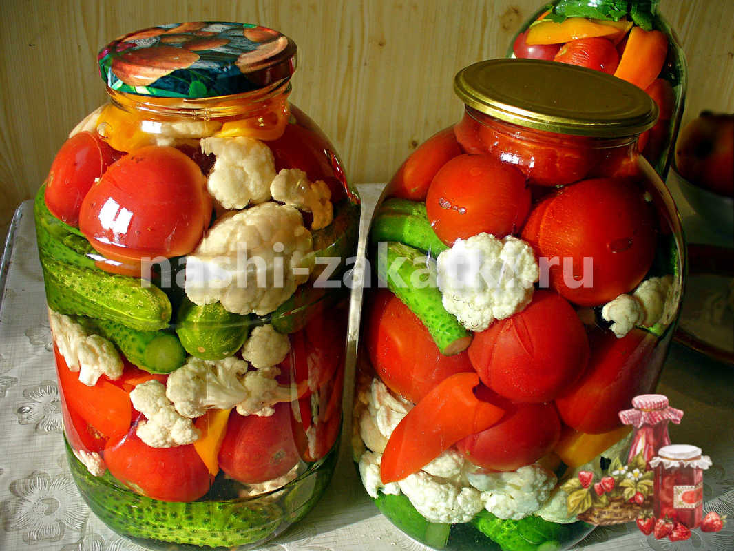 Овощное ассорти на зиму с капустой, с огурцами и помидорами. рецепт с цветной капустой.