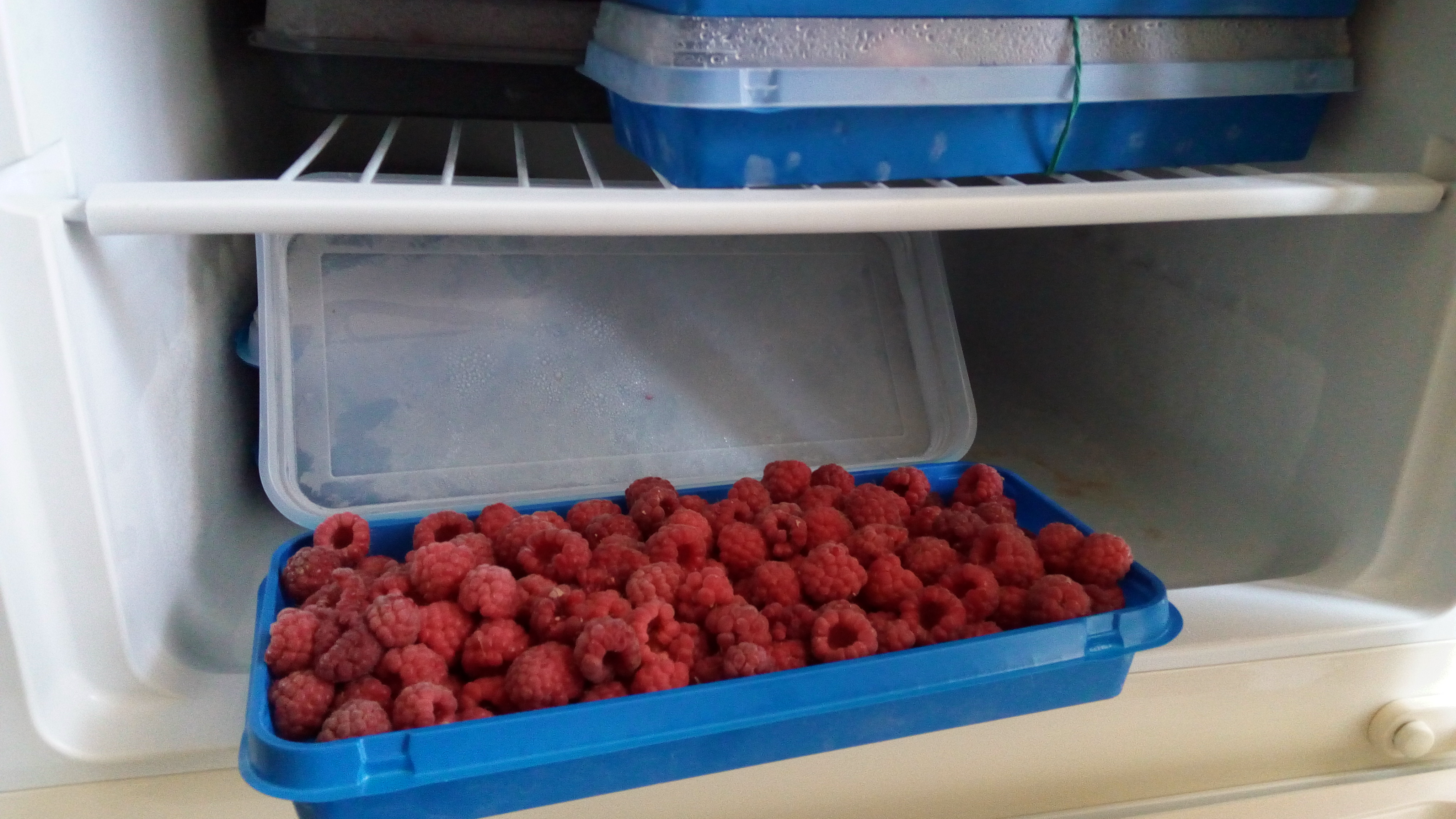 Как заморозить малину на зиму целыми ягодами, молотую и в сахаре