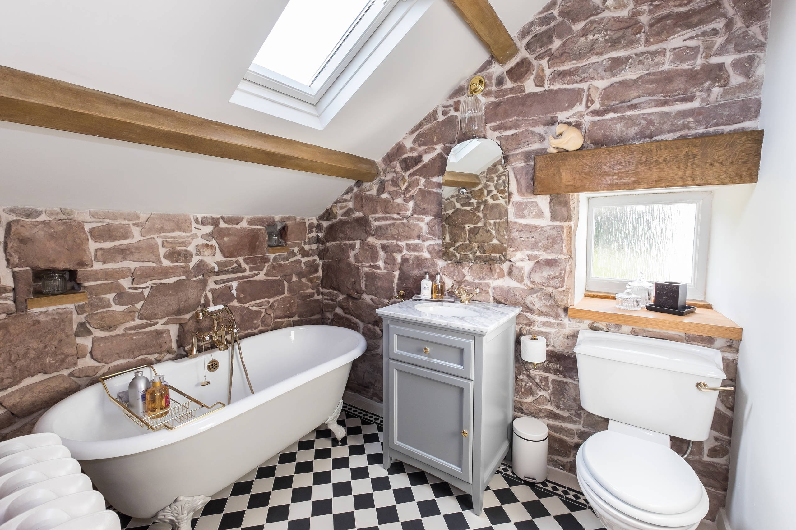 Ванная комната на даче (74 фото): дизайн и отделка в дачном доме, идеи оформления интерьера в частном доме, секреты удачной планировки. как обустроить?