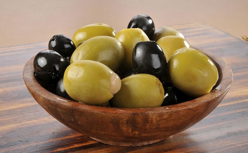 Маслины или оливки – что полезнее съесть?