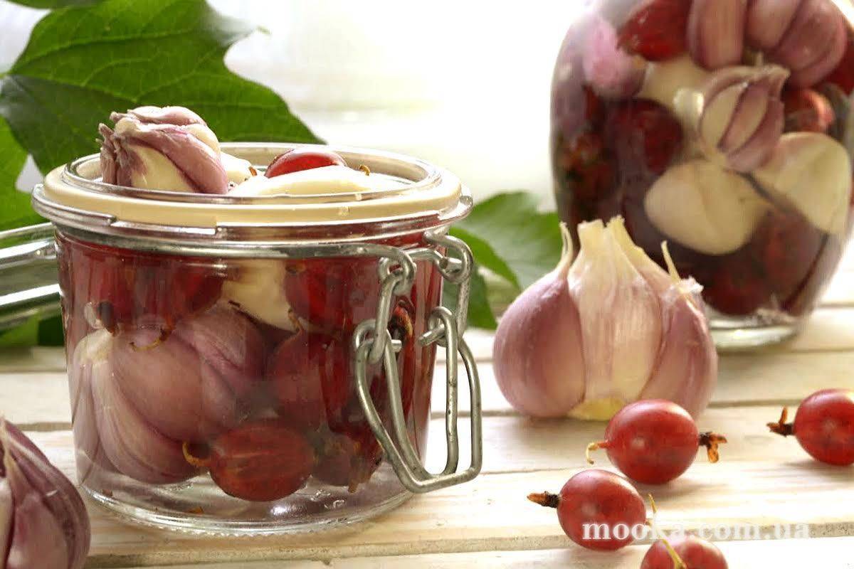 ТОП 10 рецептов приготовления маринованного чеснока с крыжовником или виноградом на зиму