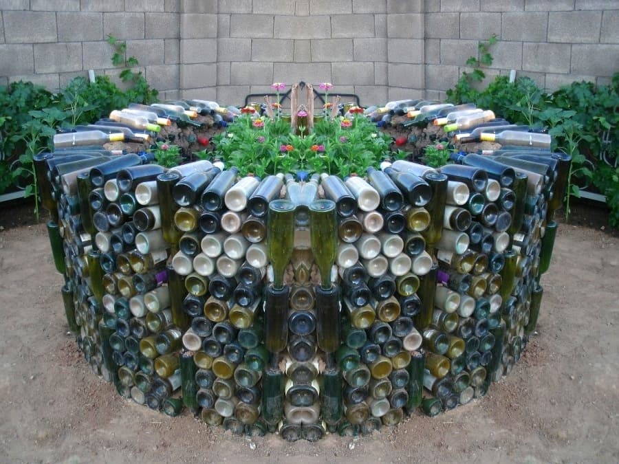 Поделки из пластиковых бутылок: дом, теплица, забор, мебель, цветы, абажур (65 фото)