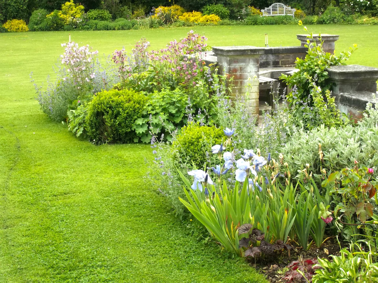 10 базовых элементов английского сада