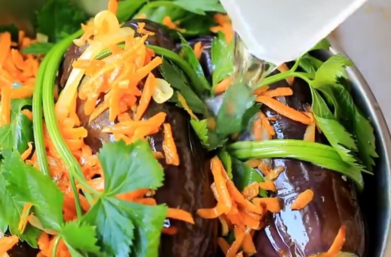 Квашеные баклажаны: с морковкой, фаршированные или резанные кусочками