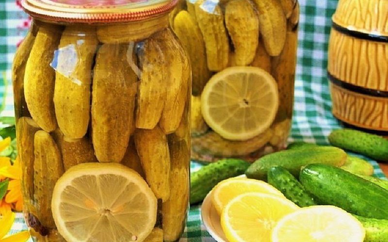 Хрустящие маринованные огурцы с лимоном: рецепты на зиму, способы маринования в банках с лимонной долькой