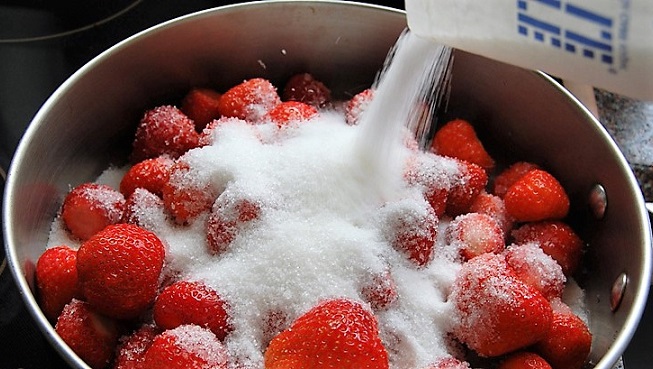 Сколько можно хранить замороженные ягоды в морозильной камере: сроки и правила