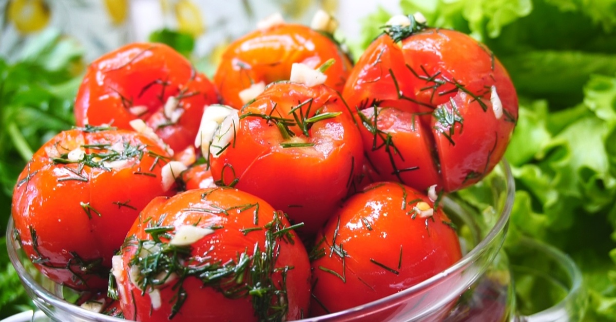 Быстрые маринованные помидоры с чесноком и зеленью на закуску