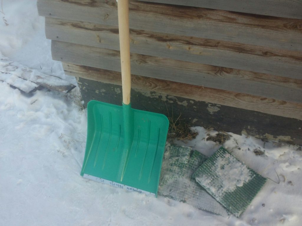 Отвал для мотоблока своими руками: как сделать снегоуборочную лопату из бочки, древесины