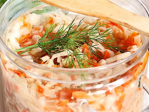 Салат с маринованной капустой - 10 рецептов быстрого приготовления