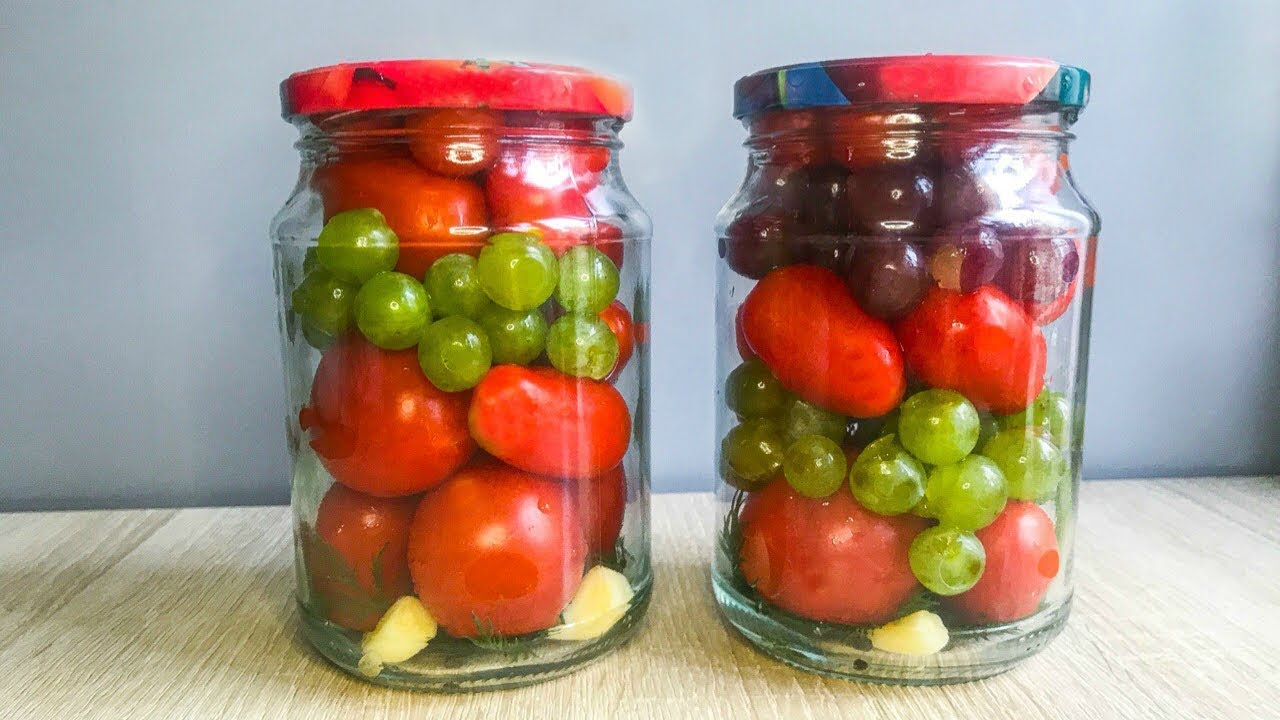 Рецепт маринованных помидоров с виноградом на зиму