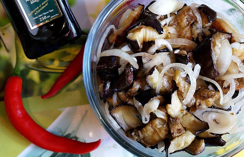 Как приготовить салат грибочки из баклажан
