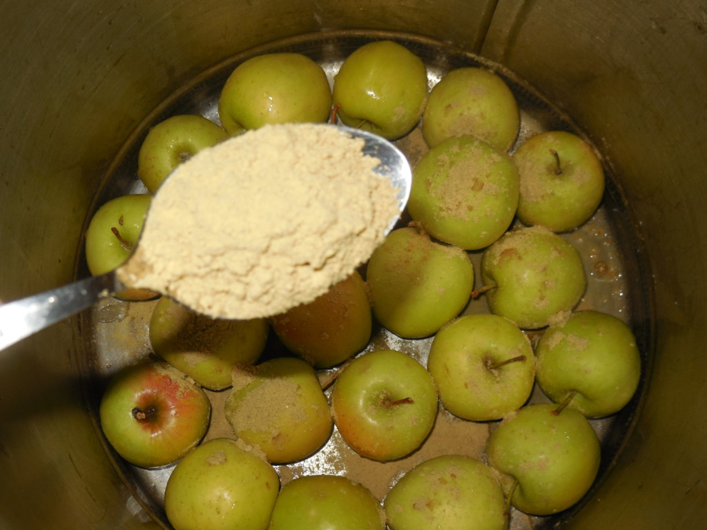 Рецепт моченых яблок в банки. Замоченные яблоки. Моченые яблоки. Мочение яблок в домашних. Моченые яблоки на зиму.