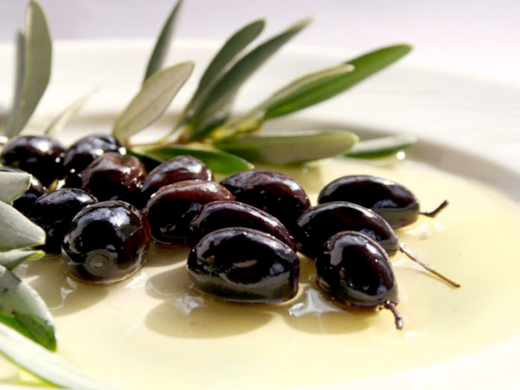Разница между оливками и маслинами