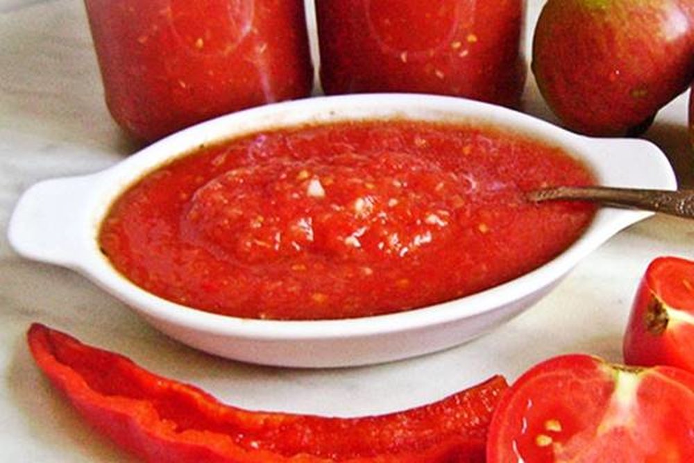 Аджика из помидор и чеснока - классический рецепт на зиму - с варкой и без - пальчики оближешь