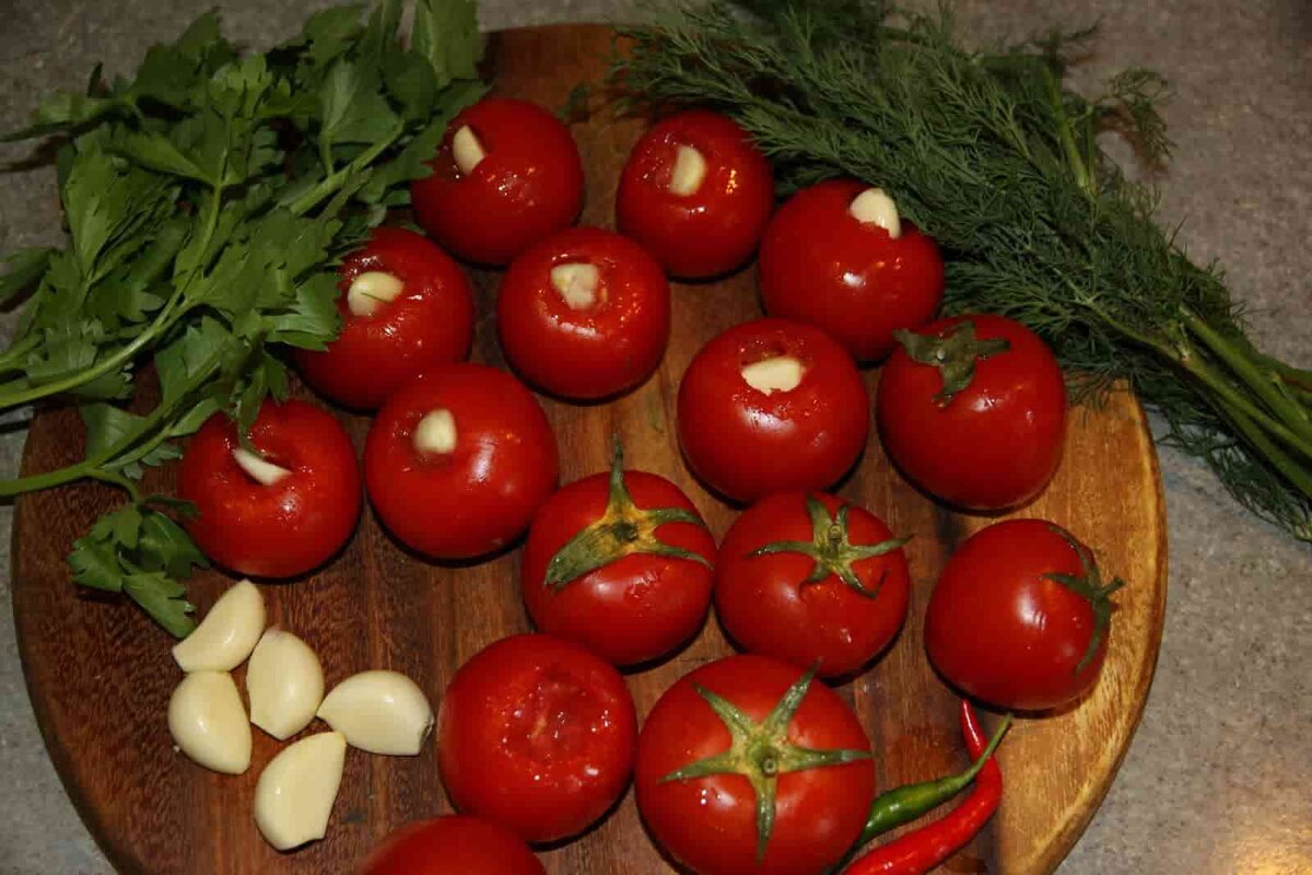 Малосольные фаршированные помидоры