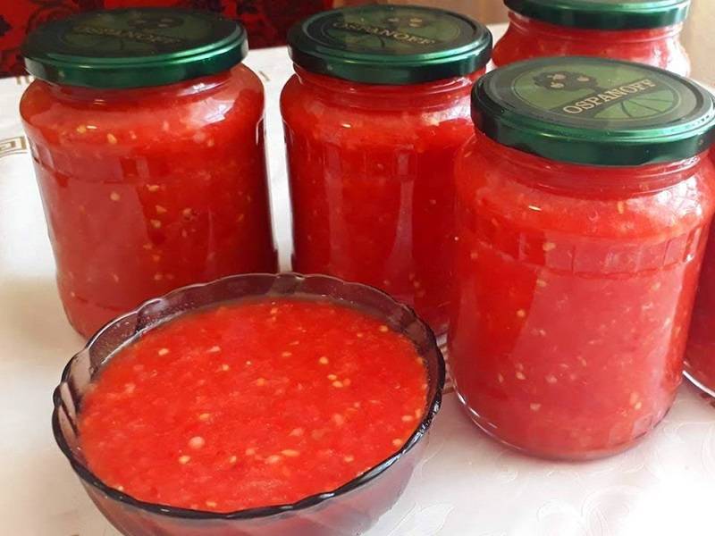 Рецепт аджики из помидоров с чесноком и перцем на зиму с варкой