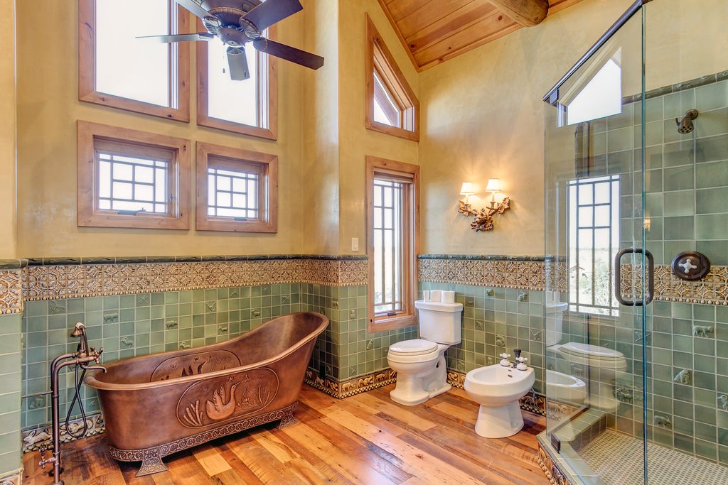 Ванная комната в деревянном доме: интересные дизайнерские решения