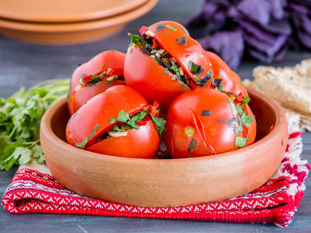 Малосольные помидоры быстрого приготовления: рецепты с чесноком и другими ингредиентами, советы по приготовлению