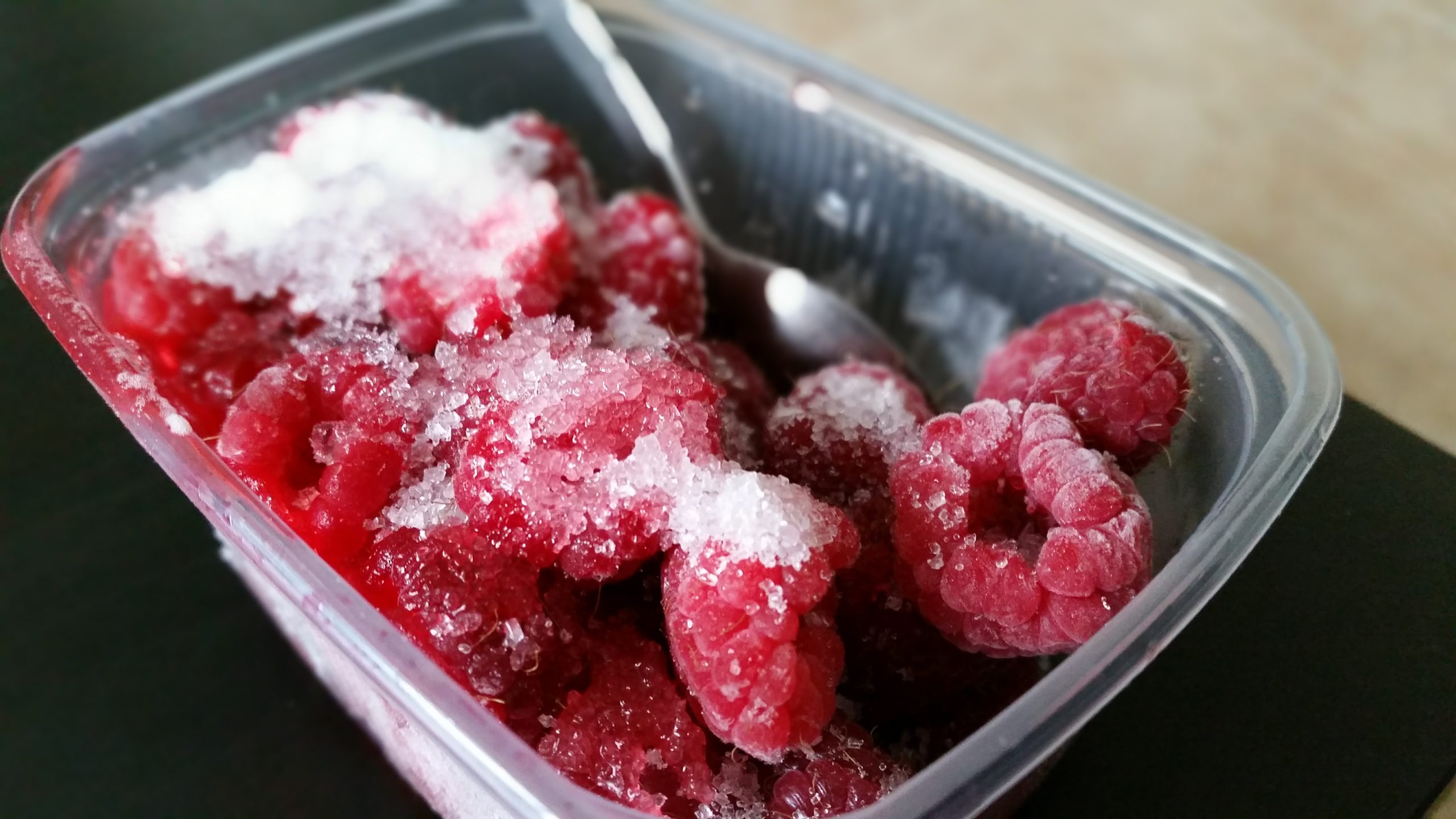 Как заморозить малину на зиму в морозильной камере с сахаром и без